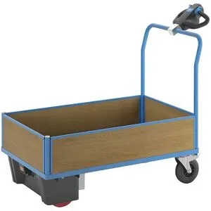 Plattformwagen mit Elektroantrieb, 4 halbhohe MDF-Wände, LxBxH 1570 x 800 x 1300 mm eurokraft pro
