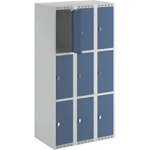 kaiserkraft 3er-Schließfachschrank Fydor, 3 Abteile, lichtgrau / brillantblau, B 900 mm, 3 Abteile, flache Dachform, Vorhängeschloss