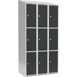 kaiserkraft 3er-Schließfachschrank Fydor, 3 Abteile, lichtgrau / anthrazit, B 900 mm, 3 Abteile, schräge Dachform, Vorhängeschloss