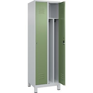 C+P Schwarz-Weiß-Spind Classic PLUS, schmal, 2 Abteile, verkürzte Trennwand mittig, lichtgrau / resedagrün, B 600 mm, mit Füßen, Zylinderschloss,