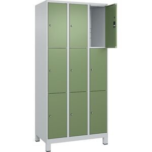 3er-Schließfachschrank Classic PLUS, 3 Abteile, lichtgrau / resedagrün, B 900 mm, 9 Fächer, mit Füßen C+P