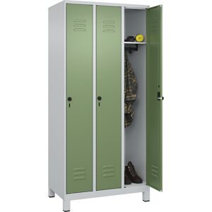 Spind Classic PLUS, 3 Abteile, lichtgrau / resedagrün, B 900 mm, mit Füßen, Drehriegel C+P