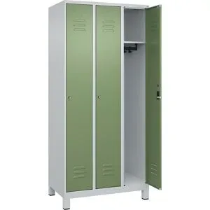 Spind Classic PLUS, 3 Abteile, lichtgrau / resedagrün, B 900 mm, mit Füßen, Zylinderschloss C+P