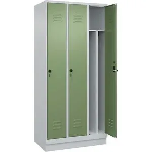 C+P Schwarz-Weiß-Spind Classic PLUS, schmal, 3 Abteile, verkürzte Trennwand mittig, lichtgrau / resedagrün, B 900 mm, mit Bodensockel, Drehriegel,
