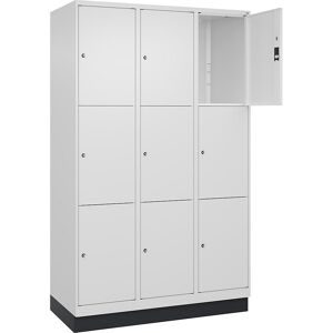 3er-Schließfachschrank Classic PLUS, 3 Abteile, verkehrsweiß, B 1200 mm, 9 Fächer, mit Bodensockel C+P