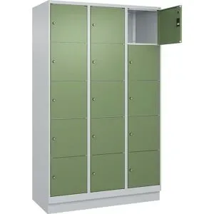 5er-Schließfachschrank Classic PLUS, 3 Abteile, lichtgrau / resedagrün, B 1200 mm, 15 Fächer, mit Bodensockel C+P