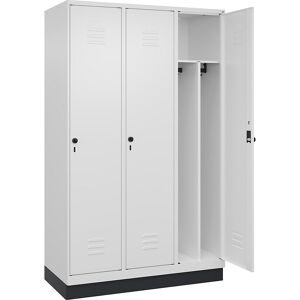 C+P Schwarz-Weiß-Spind Classic PLUS, schmal, 3 Abteile, verkürzte Trennwand mittig, verkehrsweiß, B 1200 mm, mit Bodensockel, Drehriegel, Trennwand mittig
