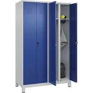 Schwarz-Weiß-Spind Classic PLUS, Trennwand mittig, 2 Abteile, lichtgrau / enzianblau, HxB 1950 x 1200 mm, mit Füßen, Drehriegel C+P
