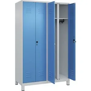 Schwarz-Weiß-Spind Classic PLUS, Trennwand mittig, 2 Abteile, lichtgrau / lichtblau, HxB 1950 x 1200 mm, mit Füßen, Drehriegel C+P