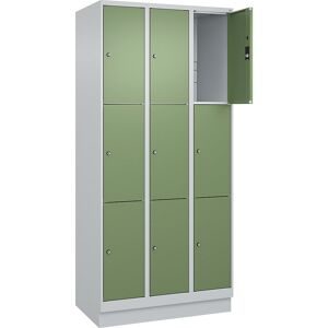 3er-Schließfachschrank Classic PLUS, 3 Abteile, lichtgrau / resedagrün, B 900 mm, 9 Fächer, mit Bodensockel C+P