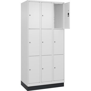 3er-Schließfachschrank Classic PLUS, 3 Abteile, verkehrsweiß, B 900 mm, 9 Fächer, mit Bodensockel C+P