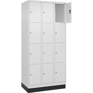 4er-Schließfachschrank Classic PLUS, 3 Abteile, verkehrsweiß, B 900 mm, 12 Fächer, mit Bodensockel C+P