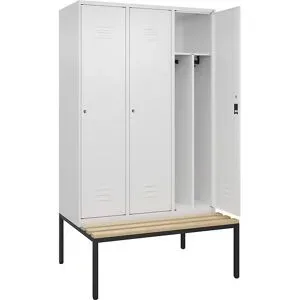 C+P Schwarz-Weiß-Spind Classic PLUS Sitzbank, schmal, 3 Abteile, verkürzte Trennwand mittig, verkehrsweiß, B 1200 mm, Zylinderschloss, untergebaut,