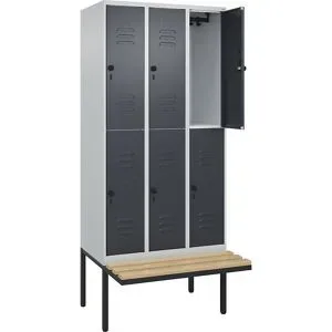 Doppelstock-Spind Classic PLUS Sitzbank, 3 Abteile, lichtgrau / grau, B 900 mm, Sicherheits-Drehriegel, auskragend, Buche-Hartholz C+P