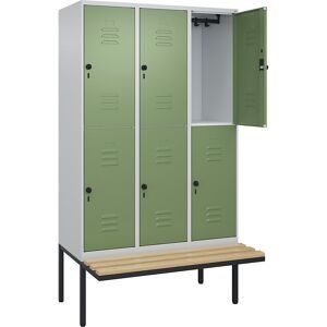Doppelstock-Spind Classic PLUS Sitzbank, 3 Abteile, lichtgrau / resedagrün, B 1200 mm, Sicherheits-Drehriegel, auskragend, Buche-Hartholz C+P