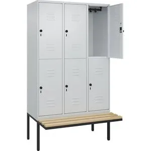Doppelstock-Spind Classic PLUS Sitzbank, 3 Abteile, lichtgrau, B 1200 mm, Sicherheits-Drehriegel, auskragend, Buche-Hartholz C+P