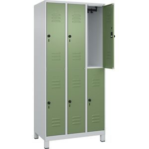 Doppelstock-Spind Classic PLUS, 3 Abteile, lichtgrau / resedagrün, HxB 1950 x 900 mm, mit Füßen, Drehriegel C+P