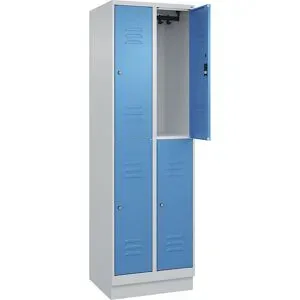 Doppelstock-Spind Classic PLUS, 2 Abteile, lichtgrau / lichtblau, HxB 1950 x 600 mm, mit Bodensockel, Zylinderschloss C+P