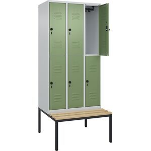 Doppelstock-Spind Classic PLUS Sitzbank, 3 Abteile, lichtgrau / resedagrün, B 900 mm, Sicherheits-Drehriegel, untergebaut, Buche-Hartholz C+P