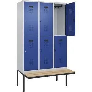 kaiserkraft Doppelstock-Spind Evolo PLUS Sitzbank, 3 Abteile, lichtgrau / enzianblau, B 1200 mm, Zylinderschloss, mit auskragender Sitzbank, Buche