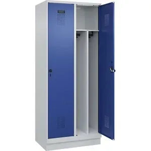 kaiserkraft Schwarz-Weiß-Spind Evolo PLUS, schmal, 2 Abteile, verkürzte Trennwand mittig, lichtgrau / enzianblau, B 800 mm, mit Bodensockel,