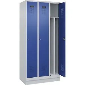 kaiserkraft Schwarz-Weiß-Spind Evolo PLUS, schmal, 3 Abteile, verkürzte Trennwand mittig, lichtgrau / enzianblau, B 900 mm, mit Bodensockel, Zylinderschloss
