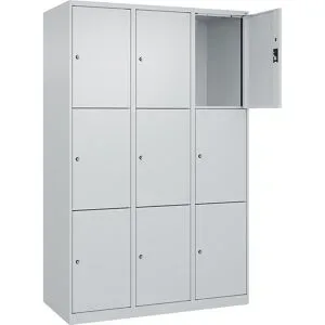 kaiserkraft 3er-Schließfachschrank Evolo PLUS, 3 Abteile, lichtgrau, B 1200 mm, 9 Fächer, mit Bodengleitern, Zylinderschloss