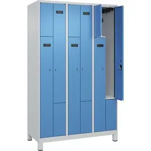 kaiserkraft Z-Spind Evolo PLUS, 3 Abteile, lichtgrau / lichtblau, B 1200 mm, 6 Fächer, mit breiten Füßen, Zylinderschloss