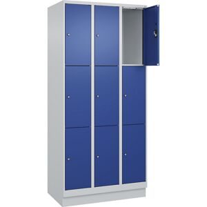 kaiserkraft 3er-Schließfachschrank Evolo PLUS, 3 Abteile, lichtgrau / enzianblau, B 900 mm, 9 Fächer, mit Bodensockel, Zylinderschloss