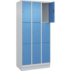 kaiserkraft 3er-Schließfachschrank Evolo PLUS, 3 Abteile, lichtgrau / lichtblau, B 900 mm, 9 Fächer, mit Bodensockel, Zylinderschloss