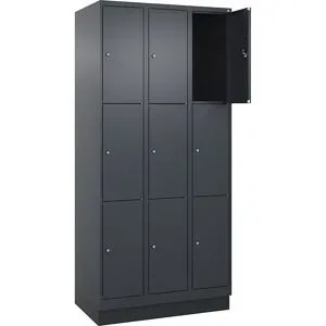 kaiserkraft 3er-Schließfachschrank Evolo PLUS, 3 Abteile, grau, B 900 mm, 9 Fächer, mit Bodensockel, Zylinderschloss