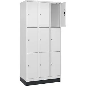 kaiserkraft 3er-Schließfachschrank Evolo PLUS, 3 Abteile, weiß, B 900 mm, 9 Fächer, mit Bodensockel, Zylinderschloss