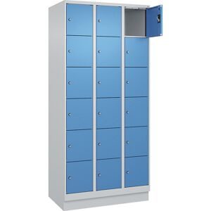 kaiserkraft 6er-Schließfachschrank Evolo PLUS, 3 Abteile, lichtgrau / lichtblau, B 900 mm, 18 Fächer, mit Bodensockel, Zylinderschloss