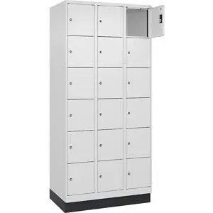 kaiserkraft 6er-Schließfachschrank Evolo PLUS, 3 Abteile, weiß, B 900 mm, 18 Fächer, mit Bodensockel, Zylinderschloss