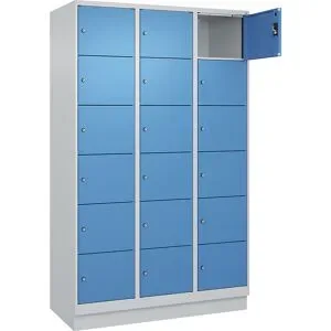 kaiserkraft 6er-Schließfachschrank Evolo PLUS, 3 Abteile, lichtgrau / lichtblau, B 1200 mm, 18 Fächer, mit Bodensockel, Zylinderschloss