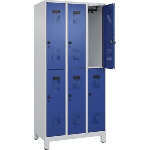 Doppelstock-Spind Evolo PLUS, 3 Abteile, lichtgrau / enzianblau, B 900 mm, mit breiten Füßen, Drehriegel C+P