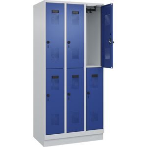 Doppelstock-Spind Evolo PLUS, 3 Abteile, lichtgrau / enzianblau, B 900 mm, mit Bodensockel, Drehriegel C+P