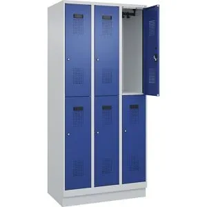 Doppelstock-Spind Evolo PLUS, 3 Abteile, lichtgrau / enzianblau, B 900 mm, mit Bodensockel, Zylinderschloss C+P