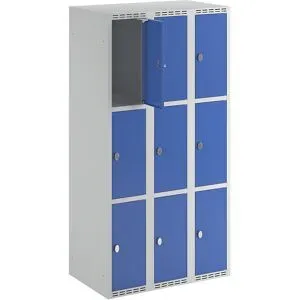 kaiserkraft 3er-Schließfachschrank Fydor, 3 Abteile, lichtgrau / enzianblau, B 900 mm, flache Dachform, Vorhängeschloss