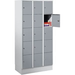 5er-Schließfachschrank München, 3 Abteile, lichtgrau / silbergrau, B 900 mm, mit Bodensockel Wolf