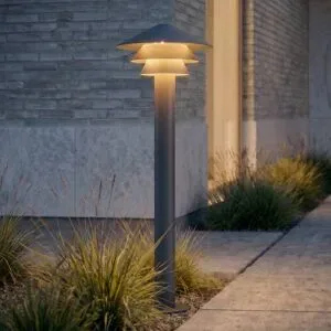 Lucande LED-Wegeleuchte Montaro, 110 cm, anthrazit, IP54 Montaro, schwarz, Aluminium, Modern