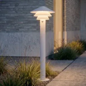 Lucande LED-Wegeleuchte Montaro, 110 cm, weiß, Sensor Montaro, weiß / opal, Aluminium, Modern