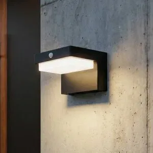 Lindby LED-Solarwandlampe Eleazar, schwarz, Sensor Eleazar, schwarz, Aluminium, Modern, Solarleuchte außen