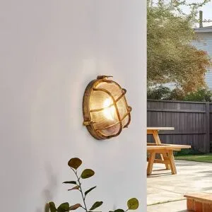 Lindby Außenwandlampe Daaje, goldfarben, Ø 26 cm, Alu Daaje Lindby, dimmbar, bronze / altmessing, Aluminium, Industrielles Design