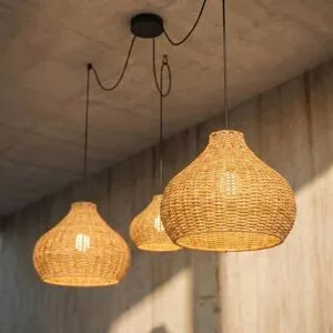Lucande Außenhängelampe Taniola, 3-flg., beige, Rattan, IP44 Taniola Lucande, dimmbar, Holz hell, Holz, Landhaus / Rustikal