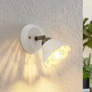 Lindby Strahler Efgenia, 17 cm hoch, weiß, Keramik, E14 Efgenia Lindby, dimmbar, weiß / opal, für Wohn- / Esszimmer, Keramik, Landhaus / Rustikal, Strahler