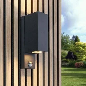 HOFTRONIC Selma PIR LED-Wandleuchte - Bewegungssensor - Dämmerungsschalter - Up & Down Licht - IP65 wasserdicht - exkl. GU10 Leuchtmittel - Schwarz - Innen und Außen - 3 Jahre Garantie
