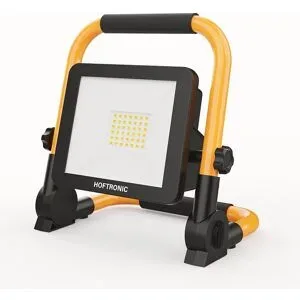 HOFTRONIC LED-Baustrahler mit Akku ? Wiederaufladbar ? 6500 K ? 20 W ? 2000 lm ? Neigbar ? Brenndauer: 4?6 Stunden ? 25.000 Betriebsstunden ? Schutzart IP54 ? 2 Jahre Garantie