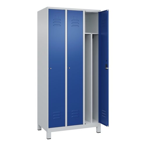 C+P, C+P Schwarz-Weiß-Spind Classic PLUS, schmal, 3 Abteile, verkürzte Trennwand mittig, lichtgrau / enzianblau, B 900 mm, mit Füßen, Zylinderschloss,