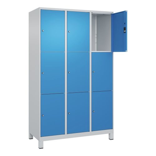 C+P, 3er-Schließfachschrank Classic PLUS, 3 Abteile, lichtgrau / lichtblau, B 1200 mm, 9 Fächer, mit Füßen C+P
